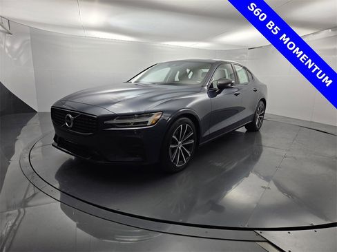 Used 2022 Volvo S60 B5 Momentum image 3