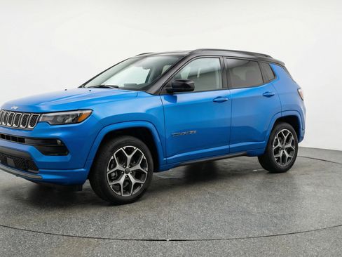 Used 2025 Jeep Compass Limited AWD/4WD image 3