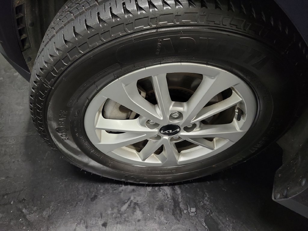 Used 2023 Kia Carnival LX FWD image 13