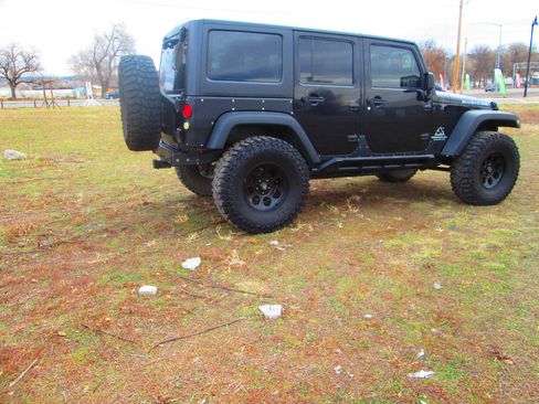 Used 2015 Jeep Wrangler Unlimited Rubicon image 3