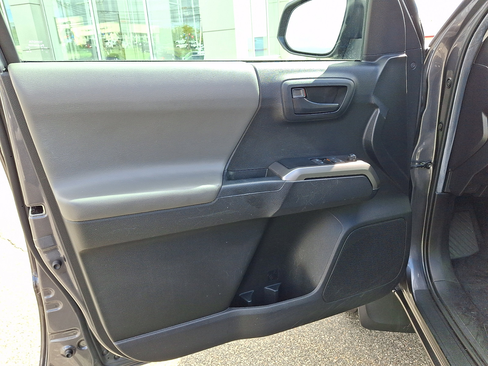 Certified 2022 Toyota Tacoma SR5 AWD/4WD image 11