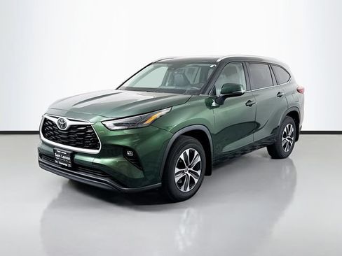 Used 2023 Toyota Highlander XLE AWD/4WD image 3