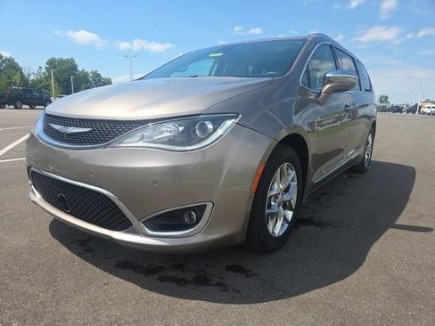 Used 2018 Chrysler Pacifica Limited w/ Advanced Safetytec Group FWD image 2