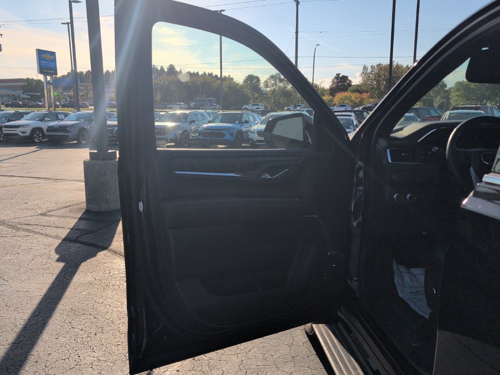 Used 2023 GMC Yukon XL Denali AWD/4WD image 17