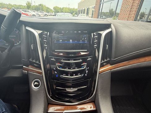 Used 2020 Cadillac Escalade Premium Luxury RWD image 28