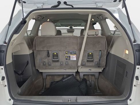 Used 2018 Toyota Sienna XLE w/ XLE Navigation Package FWD image 33