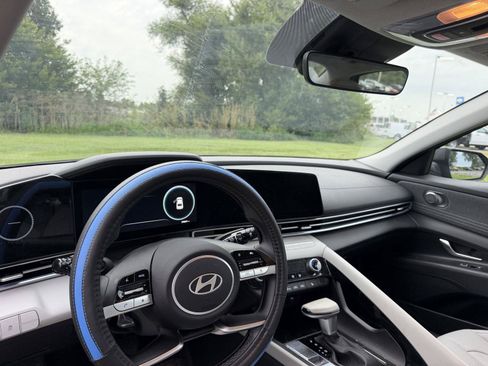 Used 2025 Hyundai Elantra Limited FWD image 5