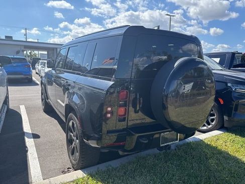 Used 2022 Land Rover Defender 110 X-Dynamic SE image 4