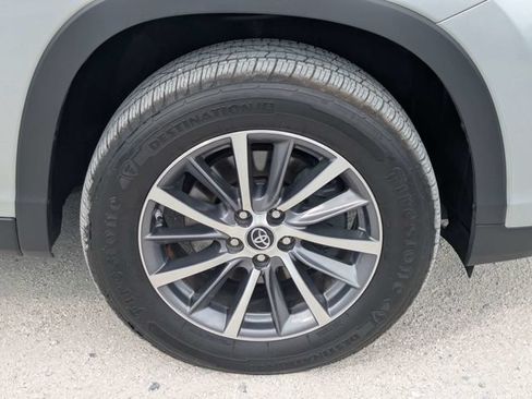 Used 2019 Toyota Highlander XLE FWD image 10