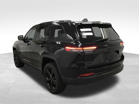 Used 2023 Jeep Grand Cherokee Limited w/ Black Appearance Package AWD/4WD image 15