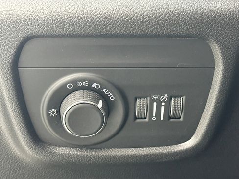 Used 2023 Jeep Grand Cherokee Laredo image 10