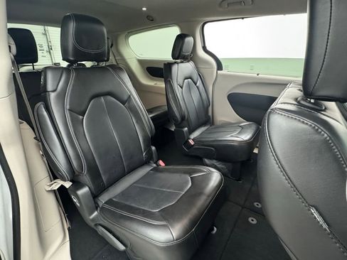 Used 2023 Chrysler Pacifica Touring-L FWD image 39