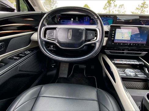 Used 2024 Lincoln Nautilus Premier image 5