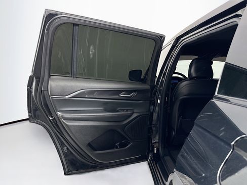 Used 2023 Jeep Grand Cherokee L Laredo image 26