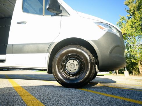 Used 2025 Mercedes-Benz Sprinter 2500 image 9