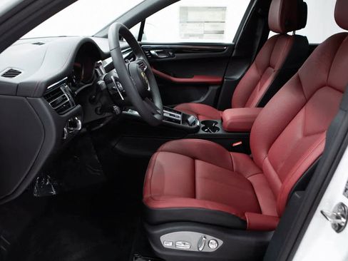 Certified 2025 Porsche Macan image 17