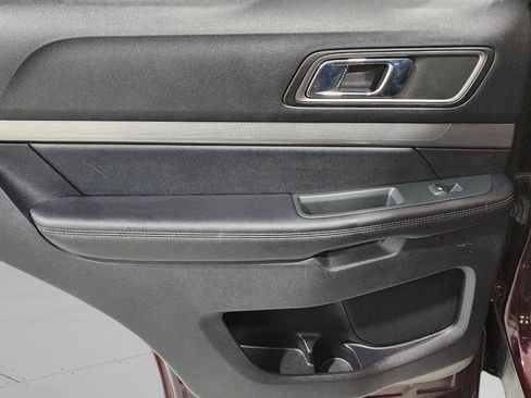 Used 2018 Ford Explorer XLT w/ Equipment Group 202A AWD/4WD image 30