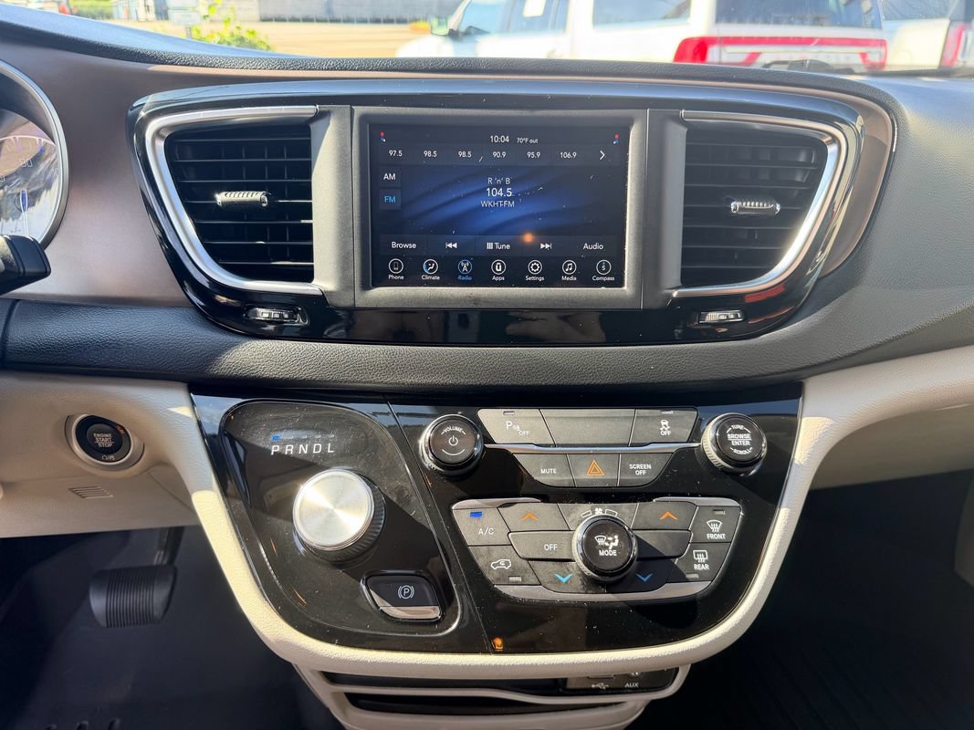 Used 2018 Chrysler Pacifica L FWD image 20