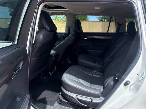 Used 2023 Toyota Highlander Limited AWD/4WD image 19