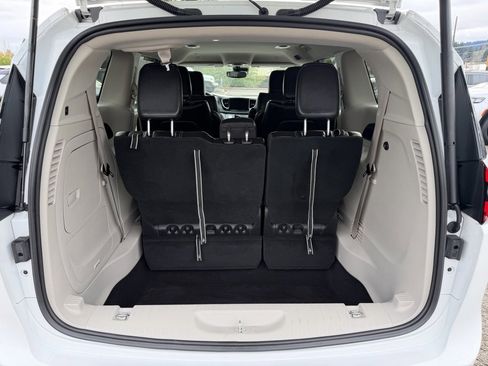 Used 2022 Chrysler Pacifica Touring-L image 11