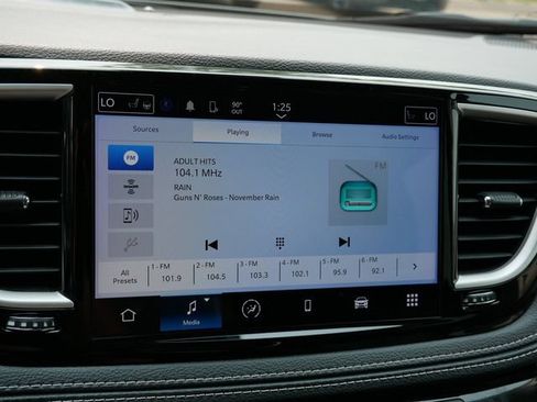 Used 2023 Chrysler Pacifica Touring-L FWD image 22