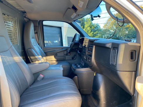 Used 2012 Chevrolet Express 2500 RWD image 21