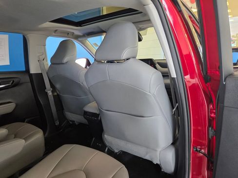 Used 2020 Toyota Highlander XLE AWD/4WD image 25