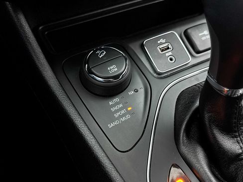 Used 2019 Jeep Cherokee Latitude Plus w/ Comfort/Convenience Group AWD/4WD image 8