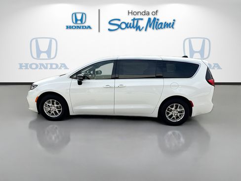 Used 2025 Chrysler Pacifica Select FWD image 4