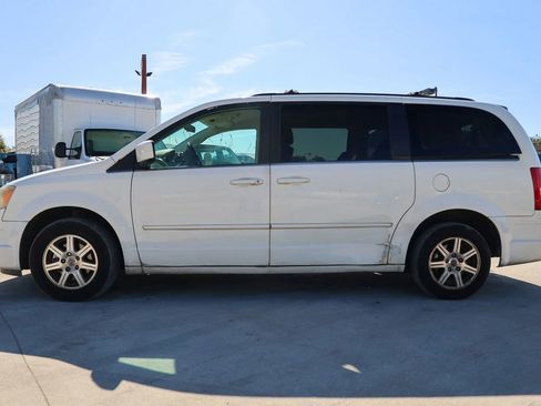 Used 2008 Chrysler Town & Country Touring image 3