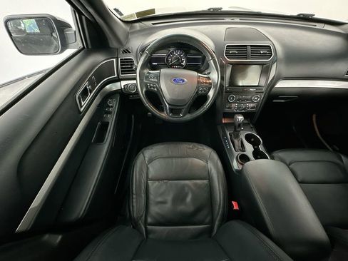 Used 2017 Ford Explorer XLT w/ Equipment Group 202A FWD image 9