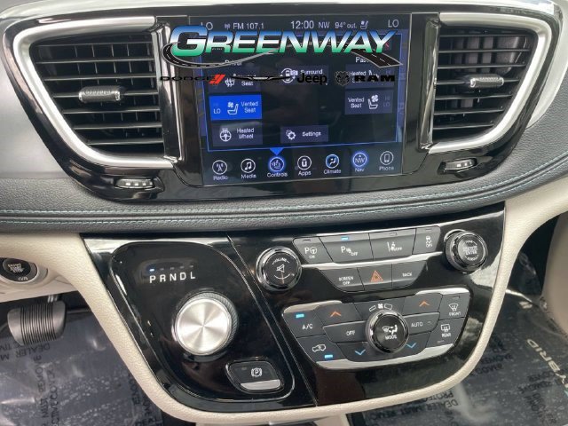 Used 2017 Chrysler Pacifica Platinum FWD image 29