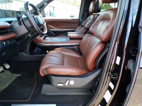 Used 2025 Lincoln Navigator Reserve AWD/4WD image 12
