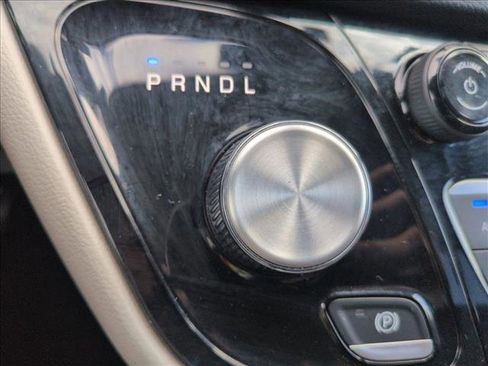 Used 2024 Chrysler Pacifica Touring-L image 12