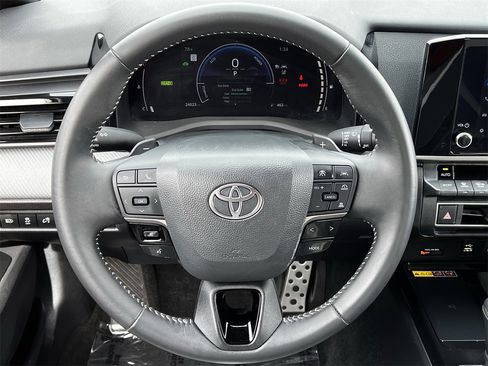 Used 2025 Toyota Camry SE w/ Convenience Package image 11