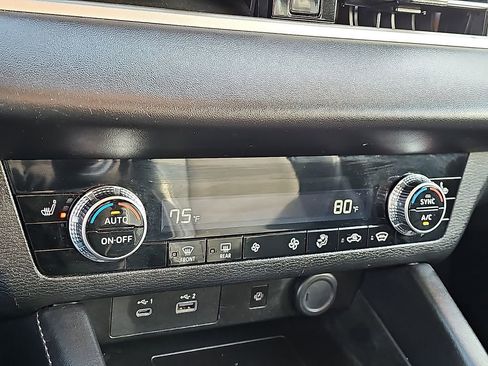 Used 2024 Mitsubishi Outlander SE image 17