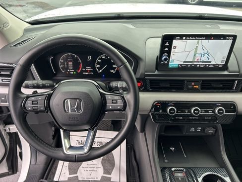 Used 2025 Honda Pilot Touring image 6