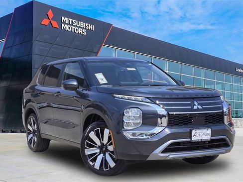 New 2025 Mitsubishi Outlander SE image 1