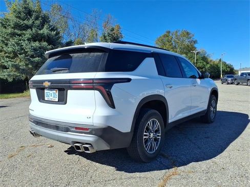 Used 2024 Chevrolet Traverse LT image 7