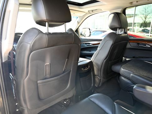 Used 2017 Cadillac Escalade ESV Luxury image 38