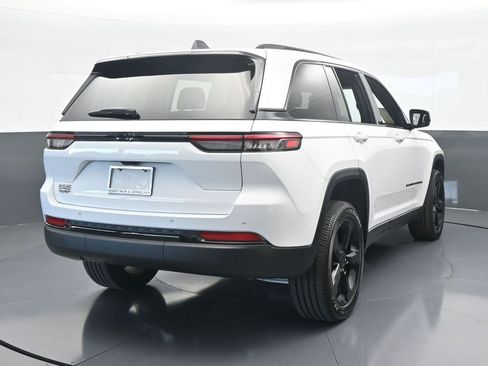 Used 2025 Jeep Grand Cherokee Altitude image 5