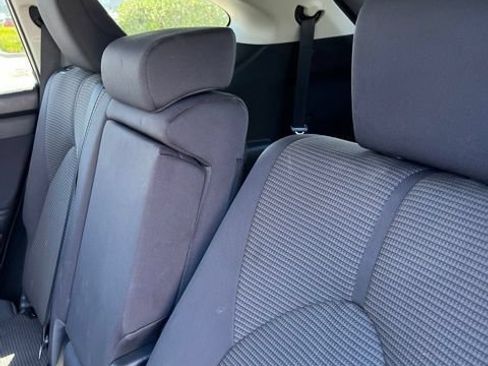 Used 2022 Toyota Highlander LE FWD image 5