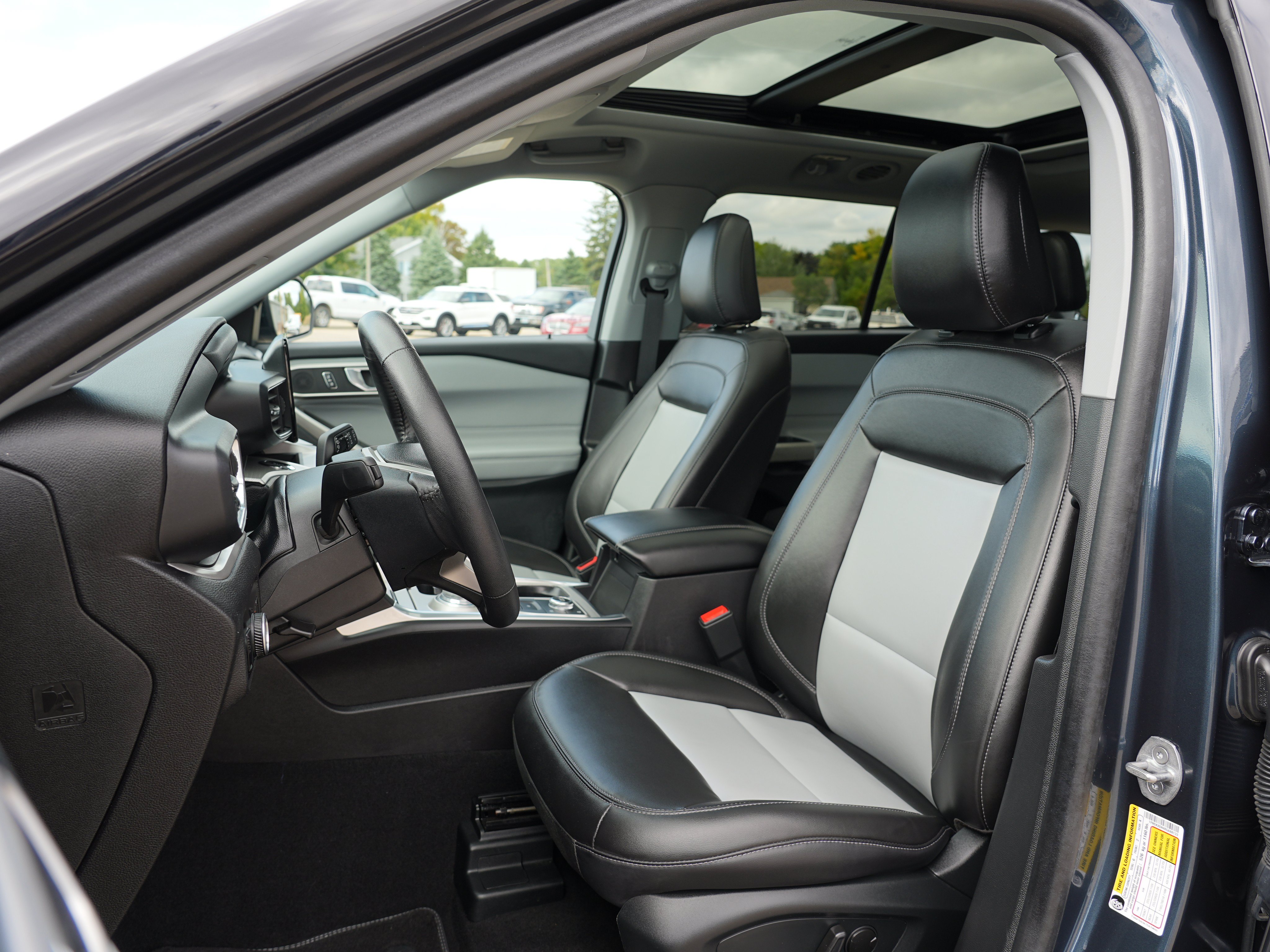 Used 2024 Ford Explorer XLT w/ Equipment Group 202A AWD/4WD image 14