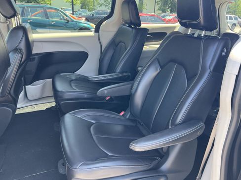 Used 2023 Chrysler Pacifica Touring-L FWD image 25