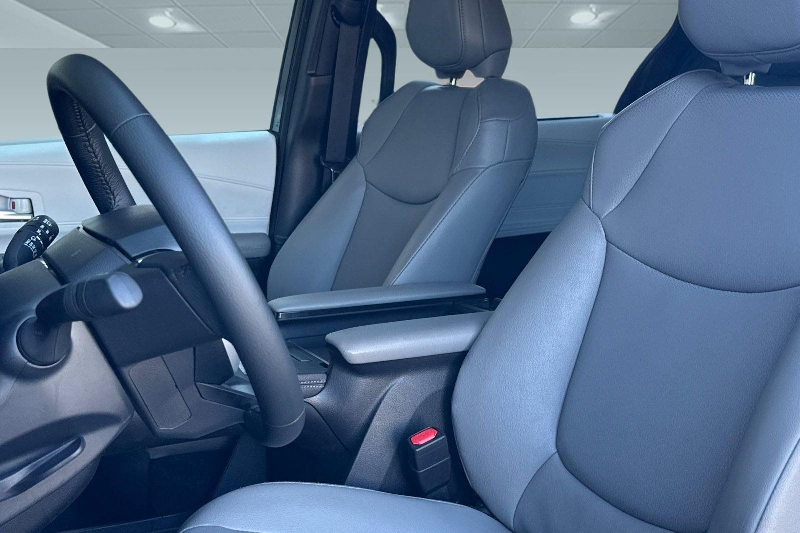 Used 2026 Toyota Sienna XLE FWD image 26