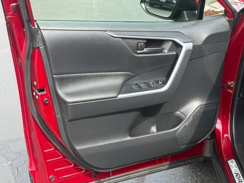 Used 2022 Toyota RAV4 LE AWD/4WD image 14