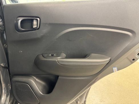 Used 2025 Hyundai Venue Limited FWD image 23