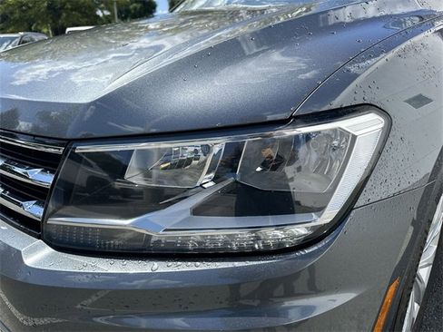Used 2018 Volkswagen Tiguan SE w/ Panoramic Sunroof Package image 9