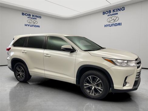 Used 2017 Toyota Highlander Plus FWD image 7