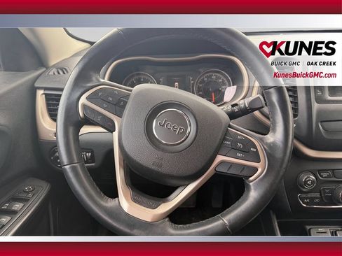 Used 2016 Jeep Cherokee Latitude FWD image 13